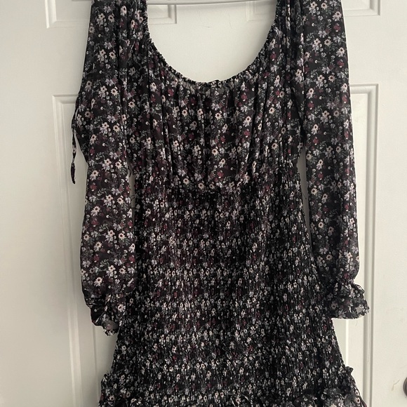 3/4 length sleeve  adorable top. Ties in back - Picture 2 of 4